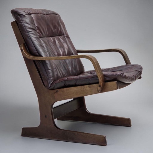 Scandinavische fauteuil uit de jaren 70, bekleed met bruin leer. – Wood