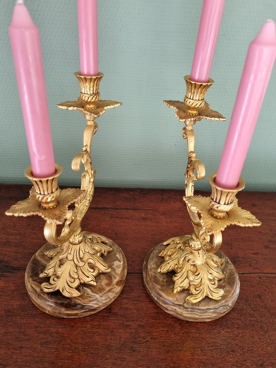 Image 1 of Französische Rokoko-Kerzenleuchter zum Aufhängen, zweiarmig auf Marmorsockel, barock vergoldet, 17 x 27 cm