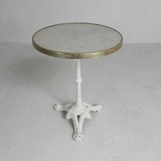 Image 1 of Mesa de bistró con patas de hierro fundido y tablero de mármol, década de 1920.