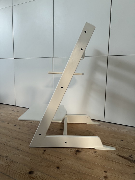 Image 1 of Stokke Tripp Trapp design houten kinderstoel meegroeistoel originele kleur wit 1e eigenaar met glijders