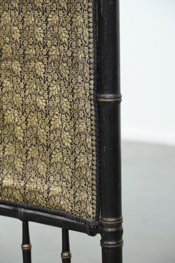 Image 1 of Antiek Frans faux bamboo haardscherm met een luxe stof