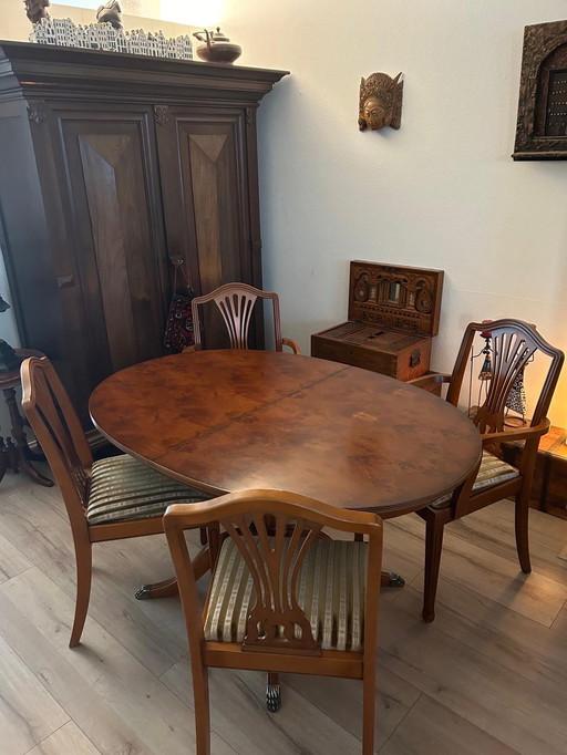 Heldense mahoniehouten eettafel met 6 stoelen waarvan 2 met armleuningen 