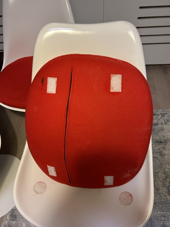 Image 1 of Eero Saarinen eettafel en 5 Saarinen Tulip stoelen.