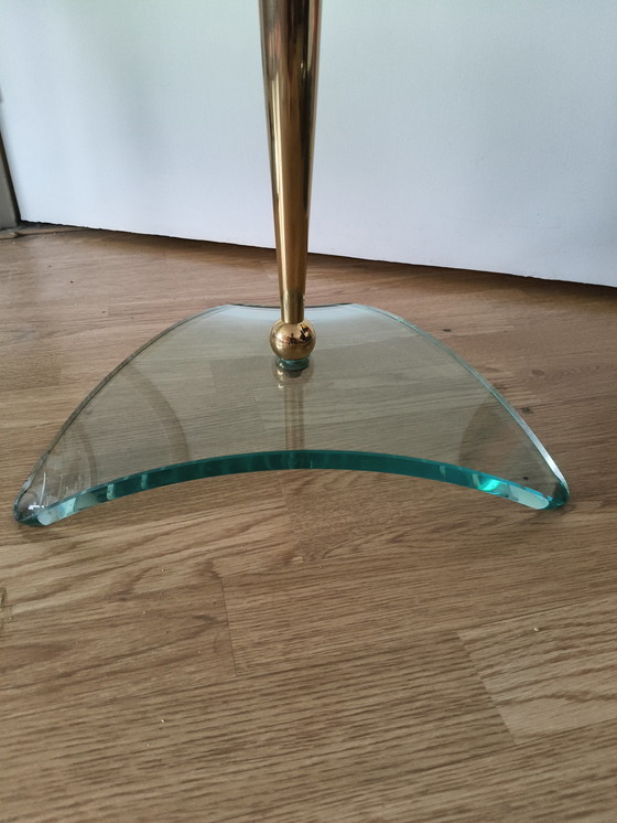 Image 1 of Table d'appoint design Hollywood Regency en laiton et verre