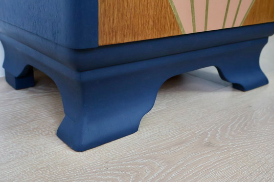 Image 1 of Gerestaureerd Art Deco nachtkastje – handgemaakte eikenhouten meubelen en krijtverf met gouden details
