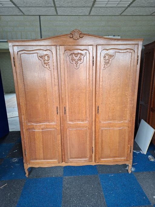 Houten kledingkast met drie deuren