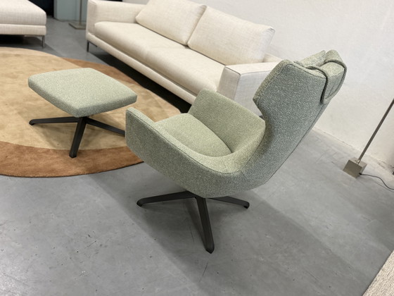 Image 1 of Poltrona Nosto con poggiapiedi in tessuto verde, modello disponibile a magazzino.