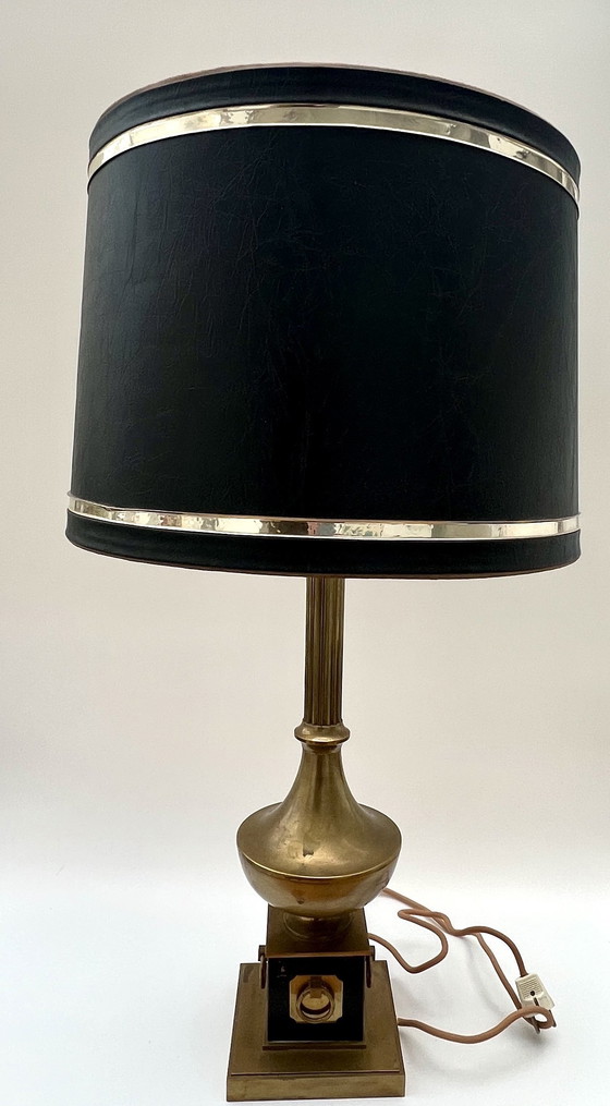 Image 1 of Grande lampada da tavolo classica in ottone con paralume nero – Metà secolo / classicamente elegante