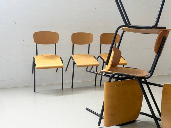 Image 1 of 6 stapelbare studiostoelen met zwart gelakt stalen frame, jaren 90