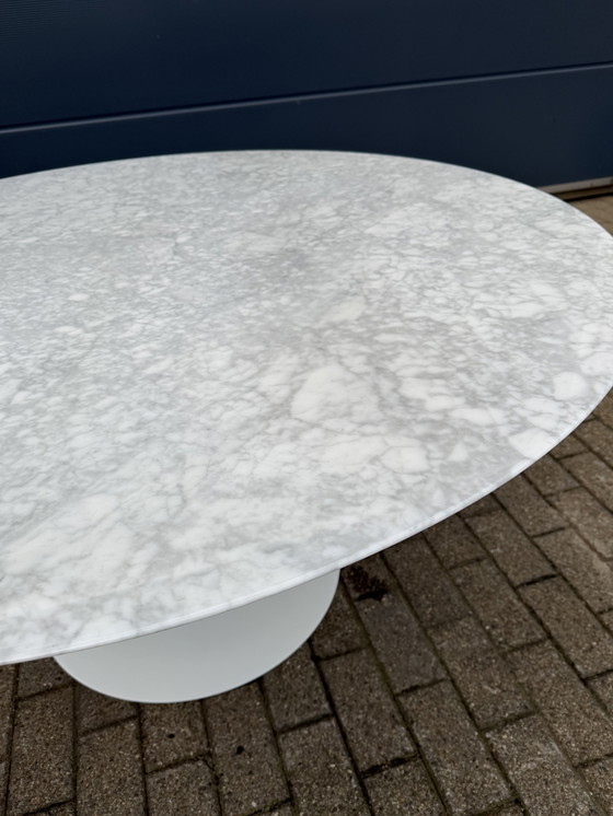 Image 1 of Original round Knoll Tulip dining table (152cm) in Carrara marble, Eero Saarinen