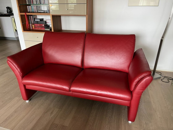 Image 1 of Destacado sofá de dos plazas de cuero, profundidad del asiento ajustable.