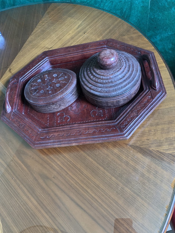 Set grande vassoio e tre scatole in legno e pelle - Tuareg Niger - XX secolo – Oggetti decorativi, Wood (photo 6 of 11)