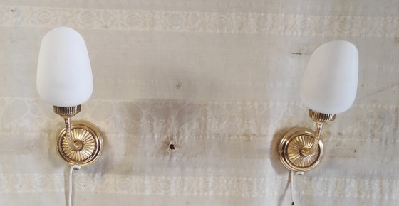 Image 1 of Apliques de pared articulados de latón y cristal opalino - mediados del siglo XX