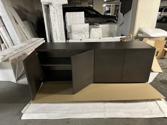 Image 1 of 4-TÜRIGES SIDEBOARD AUS GRAUEM EICHENHOLZ AUF MASSIVEM SOCKEL OHNE GRIFFE