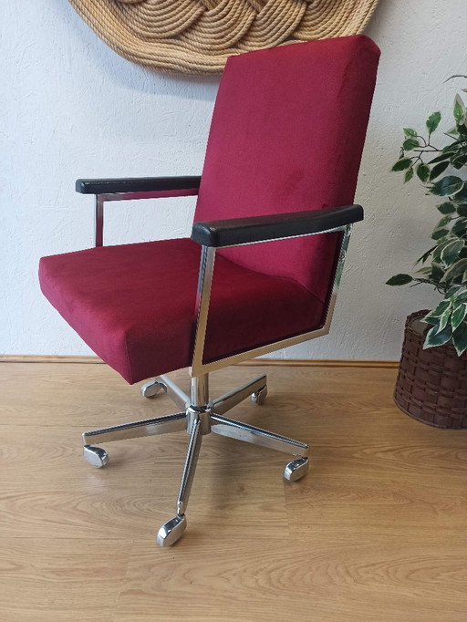 Poltrona girevole unica nel suo genere, risalente agli anni '60.