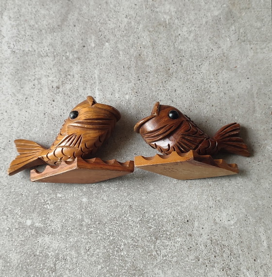 Paar antike, geschnitzte Zahnstocherhalter aus Holz in Fischform – poissons vintage sculptés, Tischdekoration (photo 8 of 11)