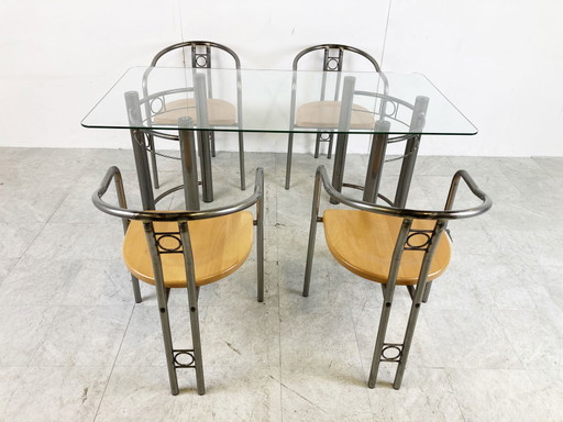 Chaises et table de salle à manger post-moderne