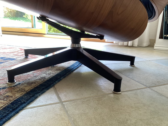 Image 1 of Fauteuil design en cuir noir et noyer