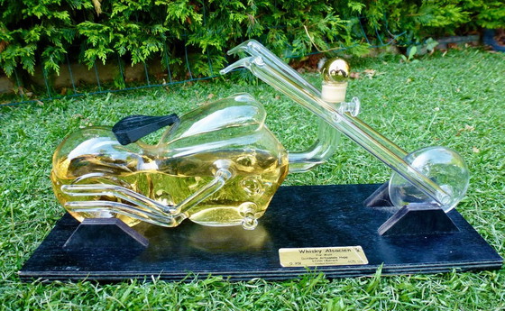 Image 1 of Modelo único de botella de whisky Harley Davidson soplada a mano.