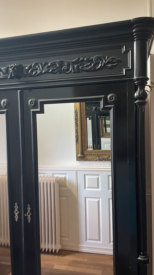 Meuble noir antique