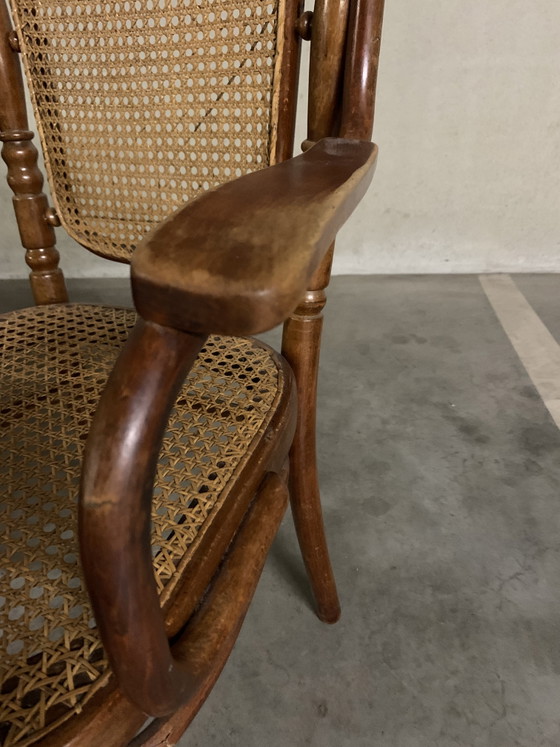 Fauteuil, Josef Hoffman pour Thonet. 1900. Avec d'élégantes sculptures sur bois en haut du dossier. – Wood (photo 8 of 9)