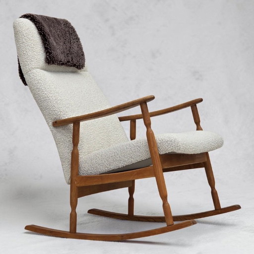 Années 1970, design scandinave, rocking chair à dossier haut, retapissé.