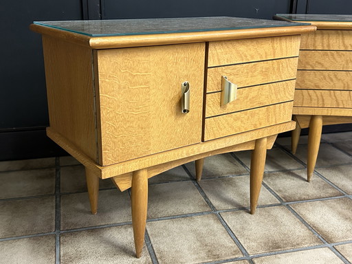 Un par de mesitas de noche estilo rockabilly de los años cincuenta y sesenta.