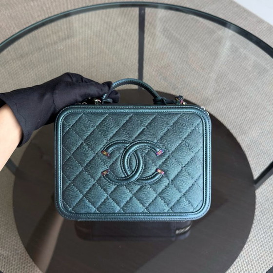 Image 1 of Chanel Filigraan Toilettas Medium - Caviar 21CM Irridiscent Donkergroen Goudkleurige Hardware Serie 26