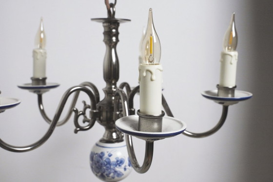 Image 1 of Lustre vintage en porcelaine de Delft bleu et blanc, suspension à 5 bras en céramique hollandaise de style cottagecore.
