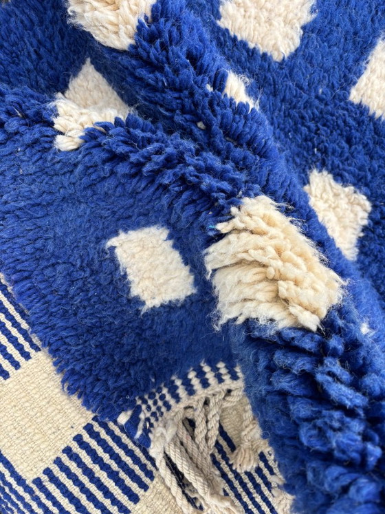 Alfombra marroquí de lana azul cobalto con cuadrados de color marfil, M’rirt hecho a mano, leslosanges (foto 9 de 10)