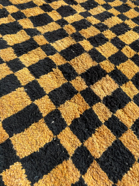 Image 1 of Tapis marocain Mrirt 250x330 cm, Tapis moderne orange et noir, Authentique tapis marocain