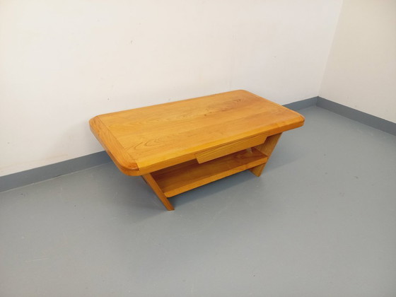 Image 1 of Vintage brutalistische rechthoekige salontafel van massief iepenhout met lade uit de jaren 70.