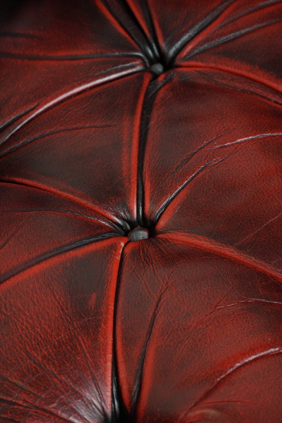 Image 1 of Rode rundleren chesterfield buttonseat fauteuil