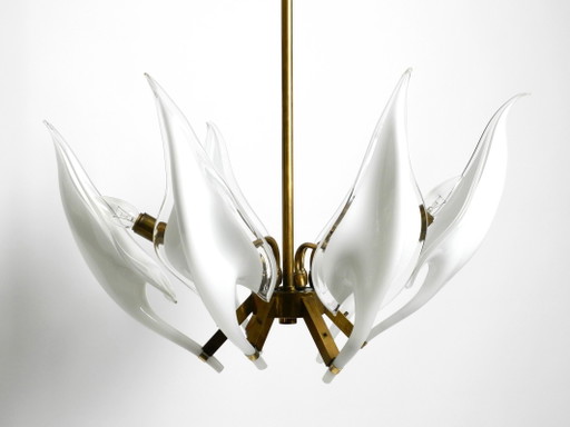 Bellissimo lampadario in ottone degli anni '50 con vetri di Murano bianchi e trasparenti di Franco Luce | Prodotto in Italia