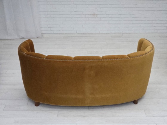 Image 1 of Deense "Banan" tweezitsbank uit de jaren 60, origineel olijfgroen meubelvelours.