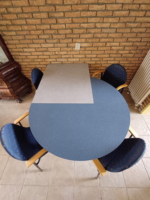 Moderne eetkamertafel met 4 bijpassende stoelen van Gerrit ten Hoor