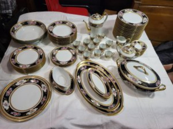 Image 1 of Ancienne Manufacture Royale de Limoges Porcelain and Gold Tableware France 1980 Set of 75