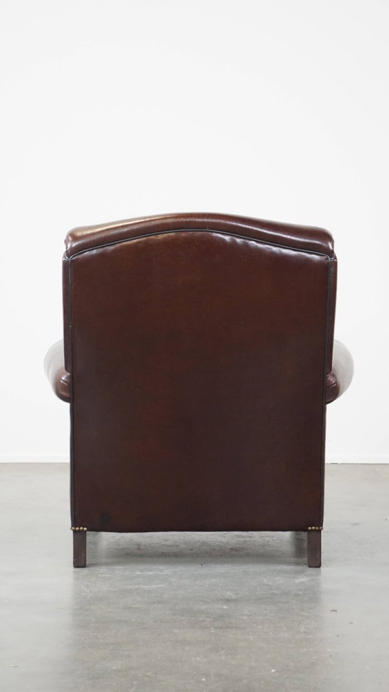 Image 1 of Comfortabele, donkere antieke schapenleren Engelse armchair