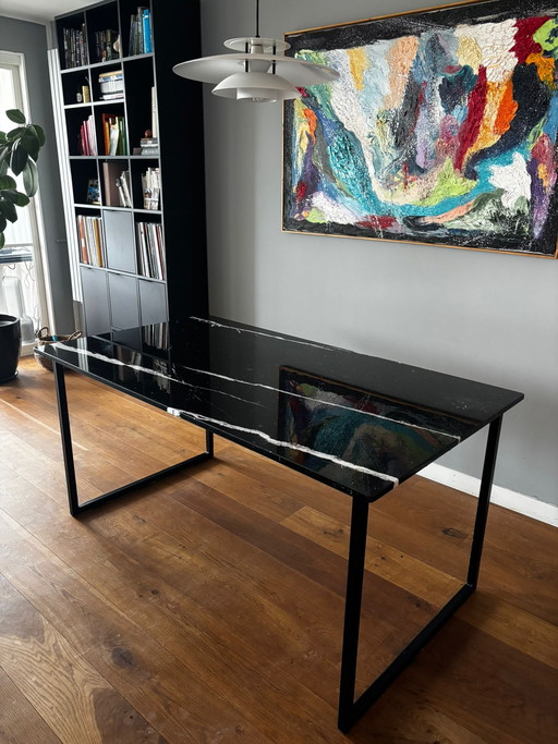 Table en marbre (160x90) avec pieds en acier en excellent état