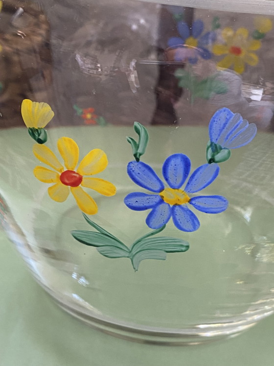 Image 1 of Vaso sferico con fiori sparsi, stile vintage retrò, dipinto a mano.