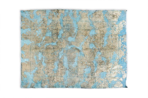 Rechteckiger Wollteppich mit hellblauem Hintergrund. Modern.