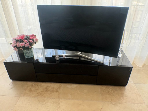 Schwarz lackiertes TV-Möbel mit Glasplatte