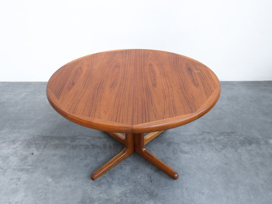 Image 1 of Vintage eettafel van teakhout, Deense stijl uit het midden van de 20e eeuw.
