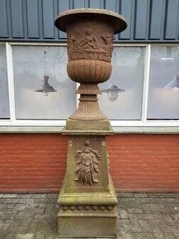 Grote oude gietijzeren plantenbak op sokkel, Bruin, Vintage (foto 7 van 7)