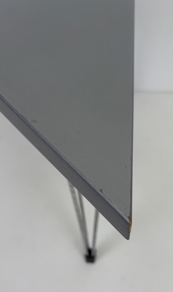 Image 1 of Deens design Space Age eighties grijze Pin Age bijzettafel chromen pootjes