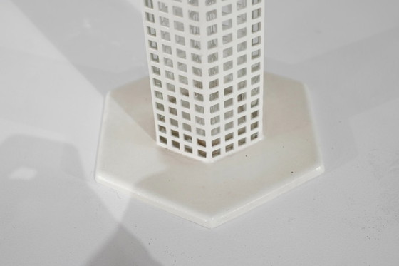 Image 1 of Vaas "Wolkenkrabber" van Josef Hoffmann voor Bieffeplast, Italië, jaren 80.