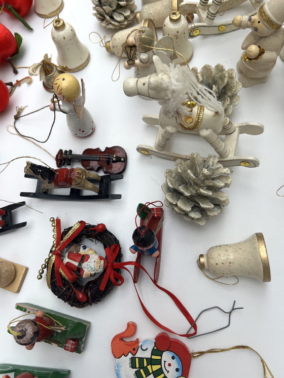 Image 1 of Ampia collezione di vecchi addobbi natalizi: legno, pigne, figure, mele