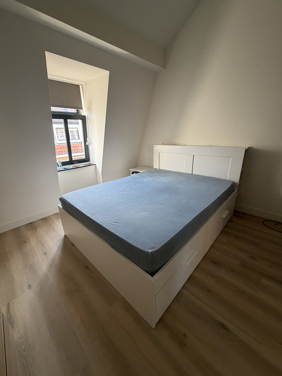 Image 1 of Lit double avec 4 grands tiroirs et table de chevet