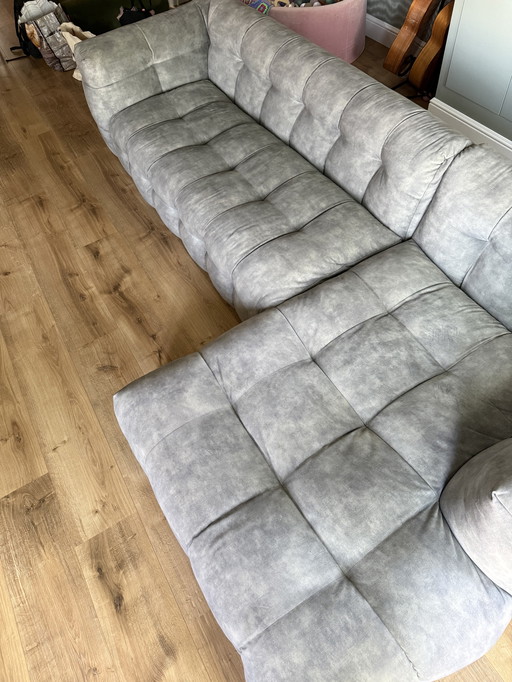 Sofá gris con decoración de Tokio