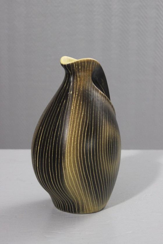 Image 1 of Saint Clément, Francia - Jarra de cerámica, circa 1950, forma irregular, estriada en amarillo y negro.